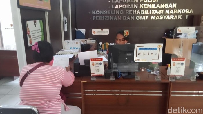 Nita Aprianti (39) lapor polisi karena menjadi korban penganiayaan sesama pedagang di BKB, Palembang.