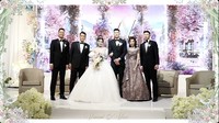 Momen foto keluarga pengantin bersama keluarga Vincent Kosasih. Foto: dok. Channel YouTube Nita Vior