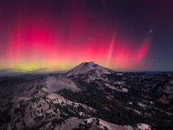 Warna-warni Aurora yang Menakjubkan di Northern Lights Photographer of the Year 2024