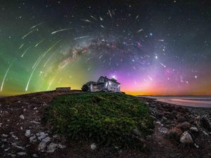 Warna-warni Aurora yang Menakjubkan di Northern Lights Photographer of the Year 2024