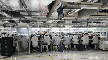 Tenaga kerja manusia berpakaian putih-putih juga diandalkan untuk menjaga kualitas produk. Foto: Fyk/detikinet