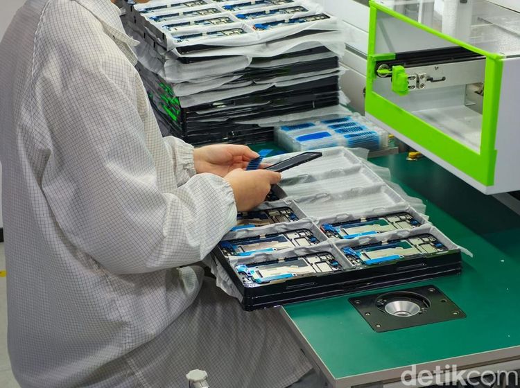 Mengintip Proses Produksi HP Tecno di Chongqing