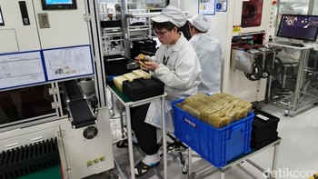 Pabrik Tecno di Chongqing ini menempati area yang luas dan terbagi dalam beberapa lantai sampai ke bawah tanah. Pabrik tersebut berada di bawah naungan Transsion, perusahaan yang merupakan induk dari Tecno, Infinix, dan Itel. Foto: Fyk/detikinet