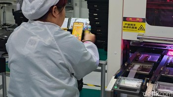 Di sisi lain, ada banyak pula pegawai manusia berpakaian serba putih, yang bekerja cekatan dalam menguji dan memastikan ponsel sudah dibuat dengan baik dan berfungsi sebagaimana mestinya. Foto: Fyk/detikinet