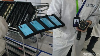 Usai produksi di bagian perakitan itu sudah selesai dilakukan, maka ponsel-ponsel tersebut dibawa ke bagian lain pabrik ponsel Tecno, yaitu bagian pengemasan. Pihak Tecno menyebut proses pengemasan sudah 70% dilakukan secara otomatis alias dengan mesin. Foto: Fyk/detikinet