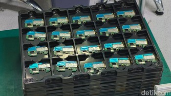 Komponen motherboard yang soap untuk dirakit menjadi ponsel yang utuh dan siap digunakan. Foto: Fyk/detikinet