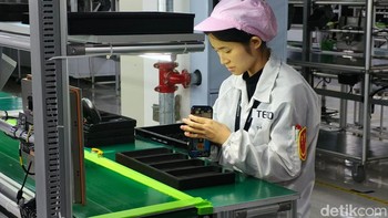 Dalam beberapa bagiannya, para pegawai pabrik pun kembali mengecek dan meneliti kualitas setiap ponsel. Foto: Fyk/detikinet