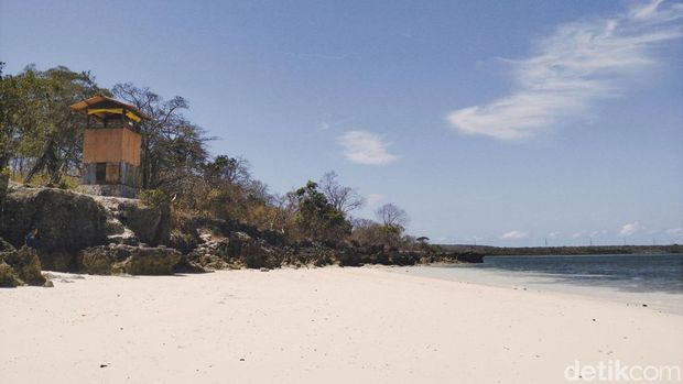 Pantai Baliana berlokasi di Desa Kuanheum, Kecamatan Kupang Barat, Kabupaten Kupang, NTT. (Anastasya Evlynda Berek)