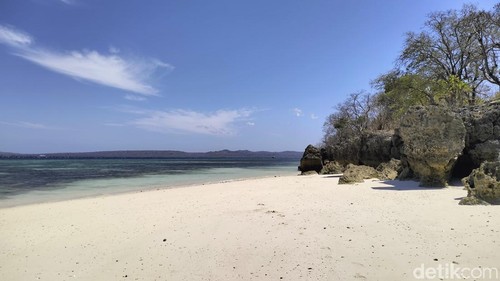 Pantai Baliana berlokasi di Desa Kuanheum, Kecamatan Kupang Barat, Kabupaten Kupang, NTT. (Anastasya Evlynda Berek)