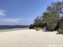 Menjelajahi Pantai Baliana, Pantai Cantik Berpasir Putih di Kupang