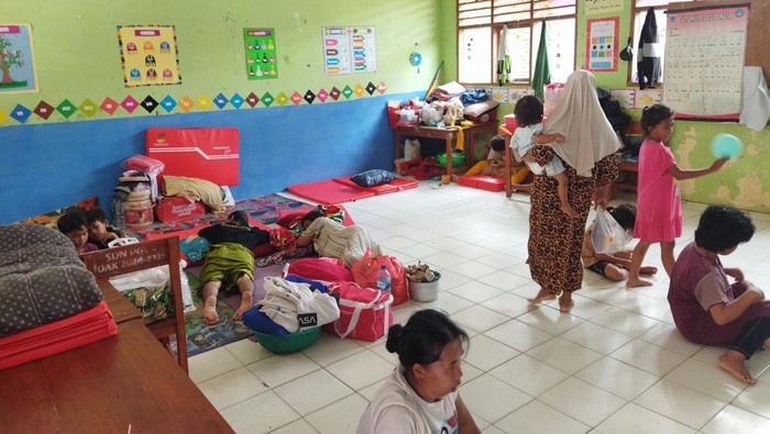Para warga warga terdampak banjir mengungsi di SDN 4 Pagelaran