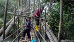 Warga Sukabumi Gotong-royong Bangun Jembatan Darurat