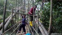 Pembangunan itu dilakukan pascaputusnya jembatan gantung yang menghubungkan Desa Cariu dengan Desa Bobojong. 