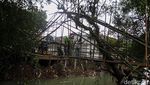 Warga Sukabumi Gotong-royong Bangun Jembatan Darurat