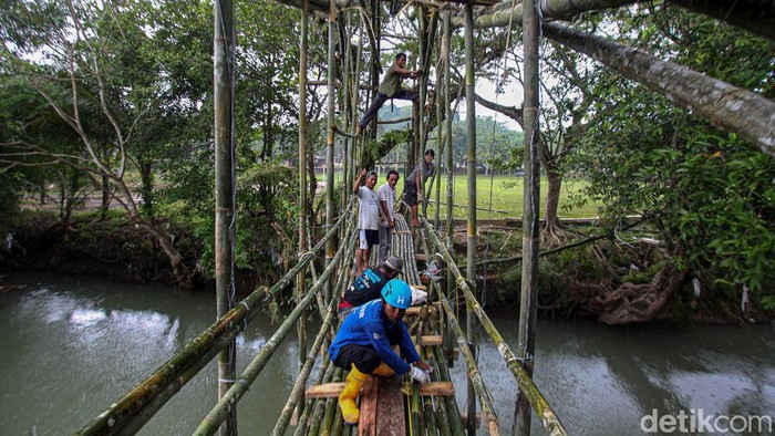 Pascabanjir, Warga Sukabumi Gotong-royong Bangun Jembatan Darurat Warga secara swadaya membuat jembatan darurat dari bambu di Kecamatan Cidolog, Kabupaten Sukabumi, Jawa Barat, Minggu (8/12/2024). Pascaputusnya jembatan gantung yang menghubungkan Desa Cariu dengan Desa Bobojong hingga tidak bisa dilalui, warga secara swadaya membuat jembatan darurat agar akses desa tetap tersambung. ANTARA FOTO/Yulius Satria Wijaya/rwa.