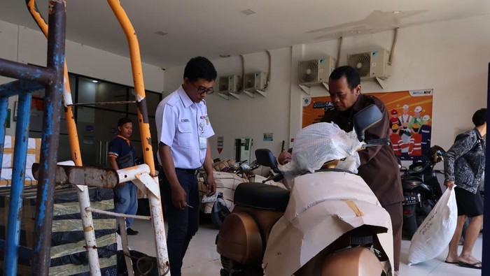 Pelaksanaan program angkutan motor gratis alias motis saat Idul Fitri 2024.
