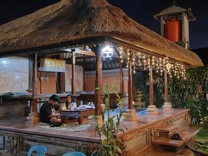 Menikmati Burger di Rumah Tradisional Warga Mengwi Bali