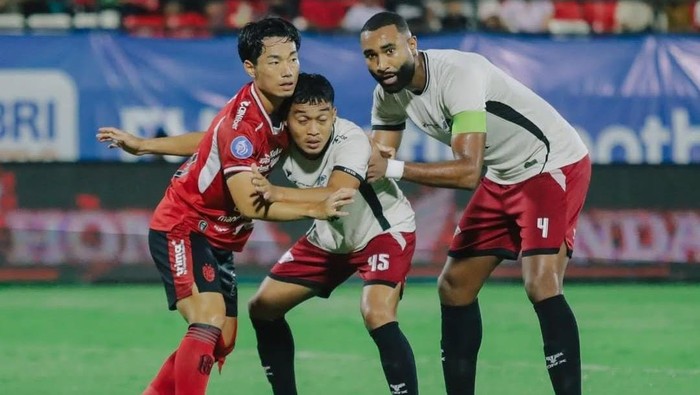 Pemain Bali United Kenzo Nambu mengawal dua pemain PSM Akbar Tanjung dan Yuran Fernandes dalam laga Liga 1 2024/2025.