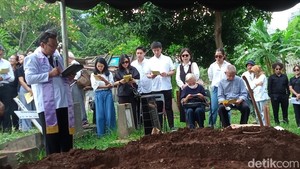 Saat peti mati diturunkan ke liang lahad, keluarga dan kerabat terdekat Joshua Pandelaki yang datang langsung menangis.