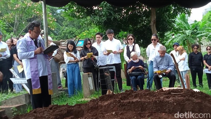 Pemakaman Aktor Joshua Pandelaki di TPU Menteng Pulo, Jakarta.