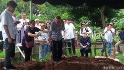 Tangisan Keluarga Iringi Pemakaman Joshua Pandelaki