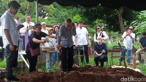 Jenazahnya dimakamkan di TPU Menteng Pulo sore ini.