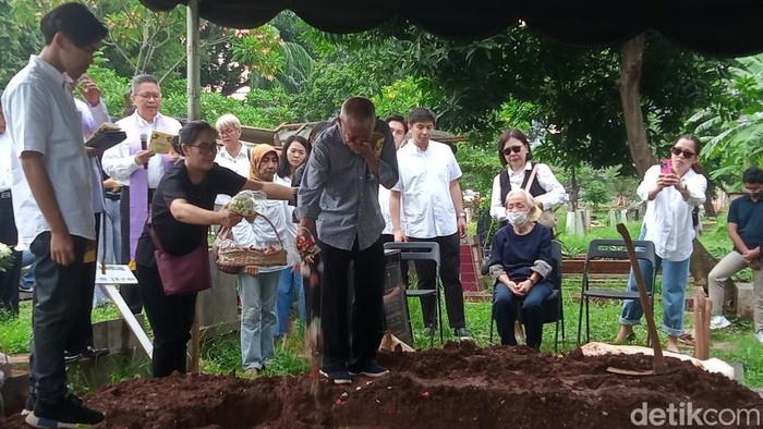 Pemakaman Aktor Joshua Pandelaki di TPU Menteng Pulo, Jakarta.
