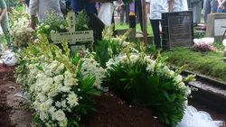 Tangisan Keluarga Iringi Pemakaman Joshua Pandelaki