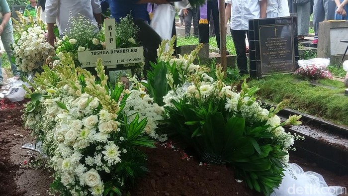 Pemakaman Aktor Joshua Pandelaki di TPU Menteng Pulo, Jakarta.
