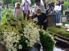 Tangisan Keluarga Iringi Pemakaman Joshua Pandelaki
