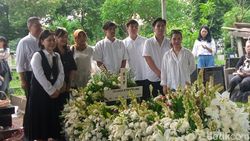 Tangisan Keluarga Iringi Pemakaman Joshua Pandelaki