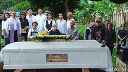 Tangisan Keluarga Iringi Pemakaman Joshua Pandelaki