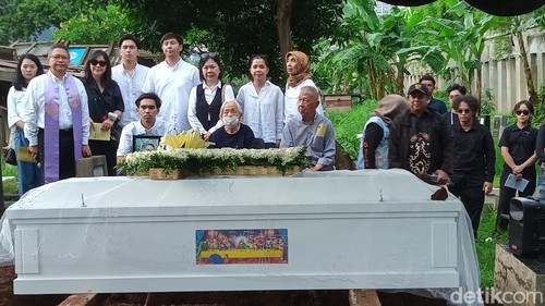 Pemakaman Aktor Joshua Pandelaki di TPU Menteng Pulo, Jakarta.
