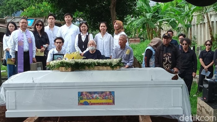 Pemakaman Aktor Joshua Pandelaki di TPU Menteng Pulo, Jakarta.