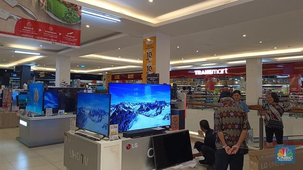 Penjualan TV LED di Transmart (CNBC Indonesia/Martyasari Rizky)