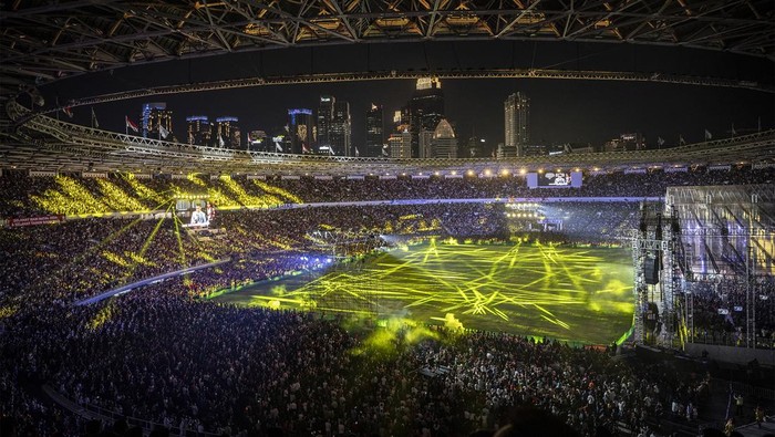 Perayaan Natal Gereja Tiberias Indonesia Seorang jemaat menangis saat berdoa pada perayaan Natal Gereja Tiberias Indonesia di Stadion Utama Gelora Bung Karno, Senanyan, Jakarta, Sabtu (7/12/2024). Perayaan Natal Gereja Tiberias yang digelar setiap Sabtu pekan pertama Desember tersebut dihadiri oleh ratusan ribu jemaat. ANTARA FOTO/Aprillio Akbar/aww.