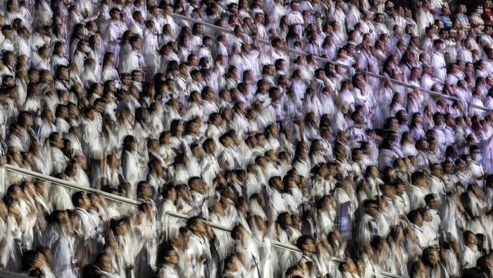 Seorang jemaat menangis saat berdoa pada perayaan Natal Gereja Tiberias Indonesia di Stadion Utama Gelora Bung Karno, Senanyan, Jakarta, Sabtu (7/12/2024). Perayaan Natal Gereja Tiberias yang digelar setiap Sabtu pekan pertama Desember tersebut dihadiri oleh ratusan ribu jemaat. ANTARA FOTO/Aprillio Akbar/aww.