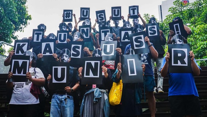 Sejumlah aktivis mengenakan topeng tokoh HAM Munir Said Thalib dalam peringatan Hari HAM Sedunia saat hari bebas kendaraan bermotor (HBKB) di kawasan Bundaran HI, Jakarta, Minggu (8/12/2024). Mereka meminta pemerintah untuk segera menetapkan kasus Munir sebagai pelanggaran berat HAM setelah 20 tahun berjalan tanpa keadilan, sekaligus meminta penyelesaian masalah pelanggaran-pelanggaran HAM lainnya secara adil dan transparan. ANTARA FOTO/Aditya Nugroho/app/rwa.