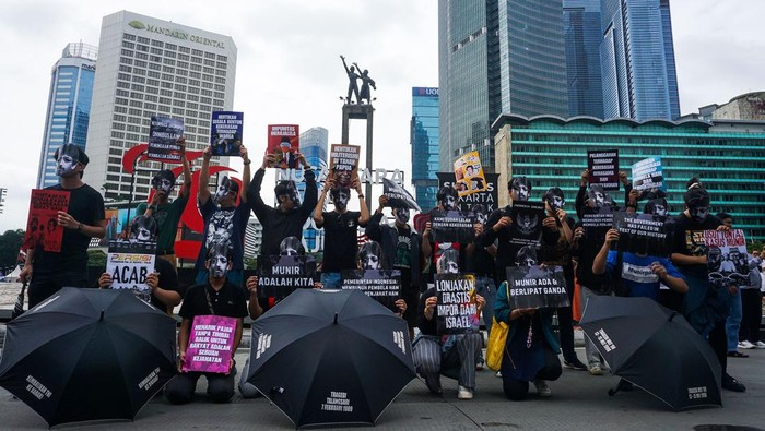 Sejumlah aktivis mengenakan topeng tokoh HAM Munir Said Thalib dalam peringatan Hari HAM Sedunia saat hari bebas kendaraan bermotor (HBKB) di kawasan Bundaran HI, Jakarta, Minggu (8/12/2024). Mereka meminta pemerintah untuk segera menetapkan kasus Munir sebagai pelanggaran berat HAM setelah 20 tahun berjalan tanpa keadilan, sekaligus meminta penyelesaian masalah pelanggaran-pelanggaran HAM lainnya secara adil dan transparan. ANTARA FOTO/Aditya Nugroho/app/rwa.