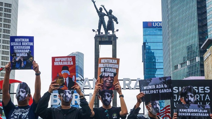 Sejumlah aktivis mengenakan topeng tokoh HAM Munir Said Thalib dalam peringatan Hari HAM Sedunia saat hari bebas kendaraan bermotor (HBKB) di kawasan Bundaran HI, Jakarta, Minggu (8/12/2024). Mereka meminta pemerintah untuk segera menetapkan kasus Munir sebagai pelanggaran berat HAM setelah 20 tahun berjalan tanpa keadilan, sekaligus meminta penyelesaian masalah pelanggaran-pelanggaran HAM lainnya secara adil dan transparan. ANTARA FOTO/Aditya Nugroho/app/rwa.