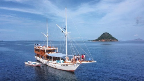 Perwakilan KBRI Portugal bersama sejumlah travel agent dan bloger asal Portugal menjelajahi Taman Nasional Komodo menggunakan Soe Besar Vanrei Phinisi selama tiga hari, 6-8 Desember 2024.