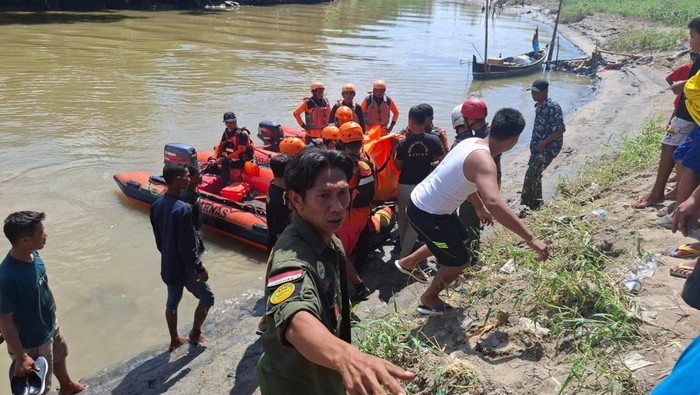 Petugas Basarnas saat mengevakuasi jasad korban. (Foto: Dok. Basarnas Medan).
