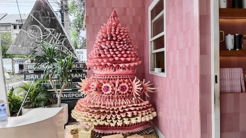 Pohon Natal unik berbahan daun lontar dengan ornamen penjor Bali di restoran KYND Desa Canggu, Kecamatan Kuta Utara, Badung, Minggu (8/12/2024). (Agus Eka/detikBali)