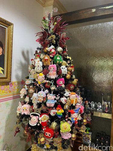 Pohon Natal unik milik Calysta Gracia Adriela mendadak viral, karena ibunya menghias pohon Natal dengan boneka yang sedang hits.