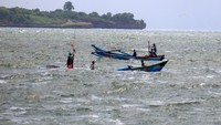 Nelayan tetap melaut meski Balai Besar Meteorologi Klimatologi dan Geofisika (BBMKG) Wilayah III Denpasar menerbitkan peringatan dini gelombang tinggi hingga empat meter yang berpeluang terjadi di perairan selatan Bali. 