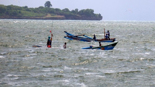 Nelayan melaut di Pantai Kedonganan, Badung, Bali, Minggu (8/12/2024). Balai Besar Meteorologi Klimatologi dan Geofisika (BBMKG) Wilayah III Denpasar menerbitkan peringatan dini gelombang tinggi hingga empat meter yang berpeluang terjadi di perairan selatan Bali. ANTARA FOTO/Nyoman Hendra Wibowo/tom.