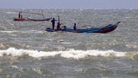 Nelayan melaut di Pantai Kedonganan, Badung, Bali, Minggu (8/12/2024).