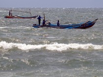 Potret Nelayan Melaut di Tengah Peringatan Dini Gelombang Tinggi di Bali