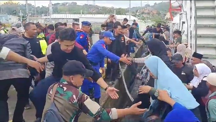 Proses evakuasi penumpang Kapal Jagantara yang kandas di Pelabuhan Bakauheni
