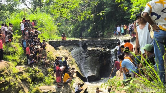 Proses pencarian bocah hilang di Sungai Kalilunyu Cirebon.